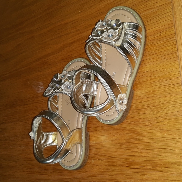 🌞 Wonder Kids Gold Sandals Size 7 - Picture 2 of 7